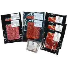 Lote de embutidos ibéricos con chorizo, salchichón y jamón, más queso semicurado