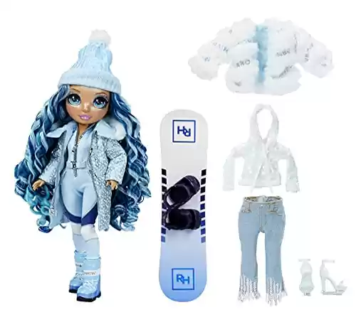 Muñeca de Moda Skyler Bradshaw Azul con 2 atuendos, Equipo de Nieve y Pedestal - Incluye esquís, Patines, Accesorios y más - RAINBOW